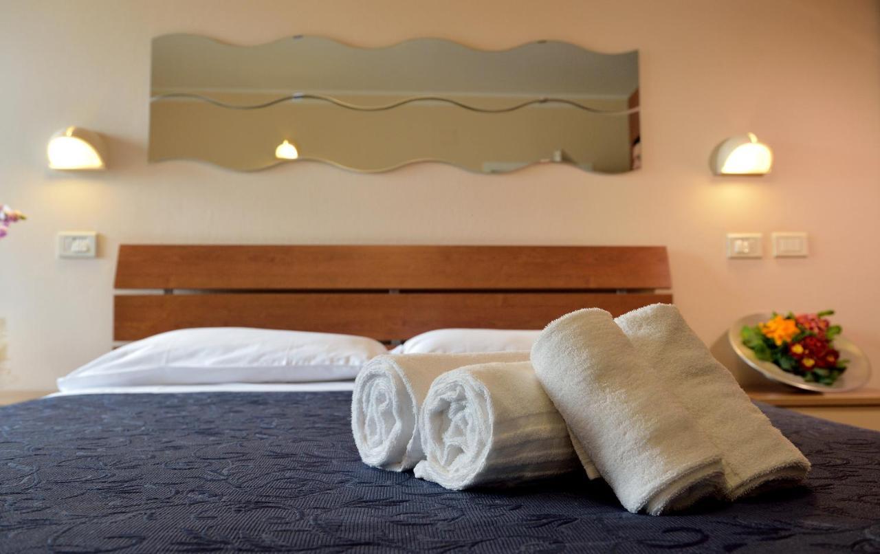 Hotel Oltremar B&B Cattolica Exterior photo